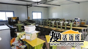 活動(dòng)房教室內部桌椅