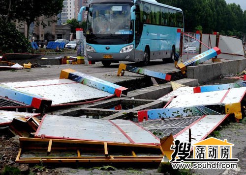 被臺風(fēng)刮倒的圍擋板