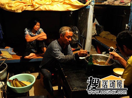 活動(dòng)房?jì)鹊霓r民工夫妻