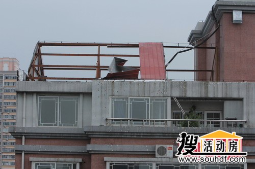 樓頂刮壞的彩鋼板陽(yáng)光房
