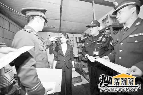 消防執法人員在查處一個(gè)泡沫彩鋼板搭建的倉庫
