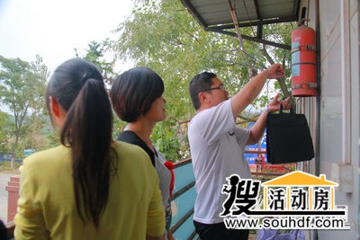 領(lǐng)導在檢查防火器材