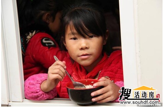 在活動(dòng)房教室內吃飯的小學(xué)生