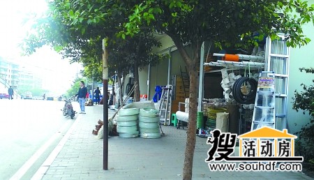 違規搭建的彩鋼板活動(dòng)房