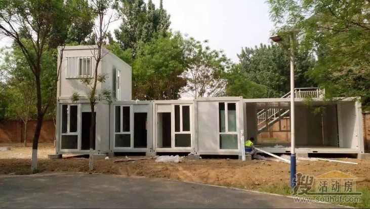 由集裝箱搭建的社區主題結構完成了