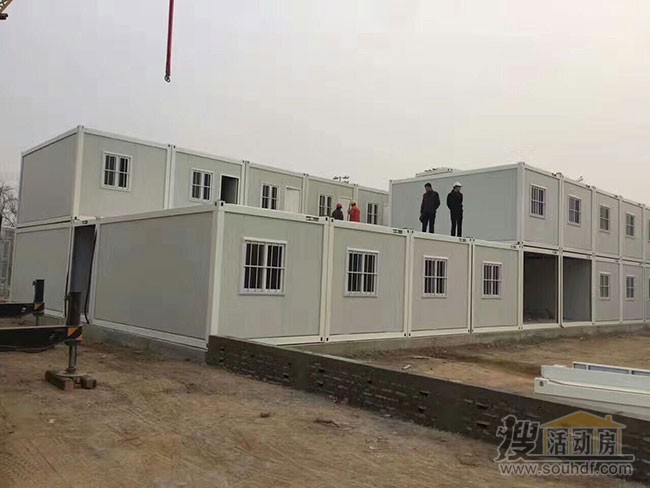 天津中建二局領(lǐng)導對集裝箱活動(dòng)房進(jìn)行考察