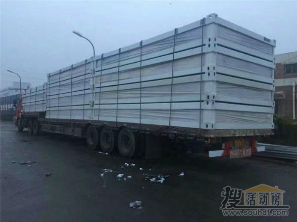 集裝箱活動(dòng)房運輸中。
